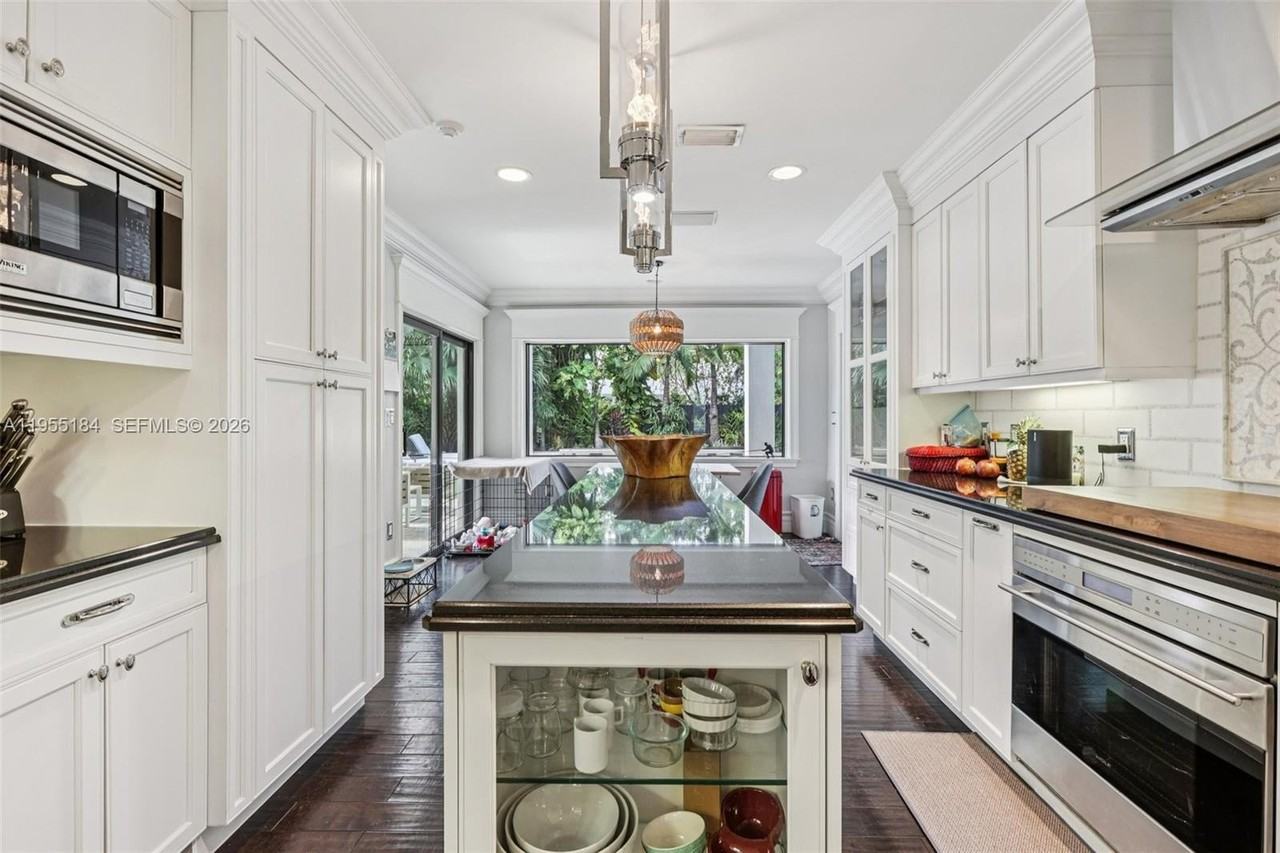 34 Sw 22nd Rd #NA - Photo 7 of 31