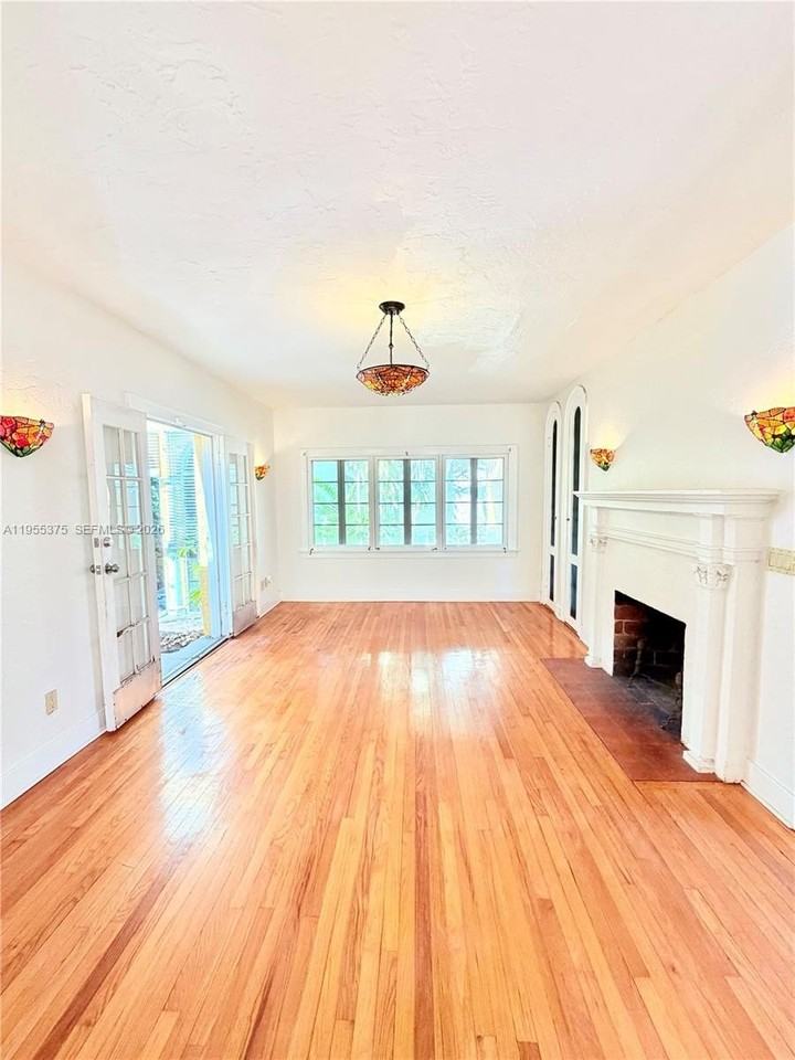 1306 Madrid St - Photo 2 of 12