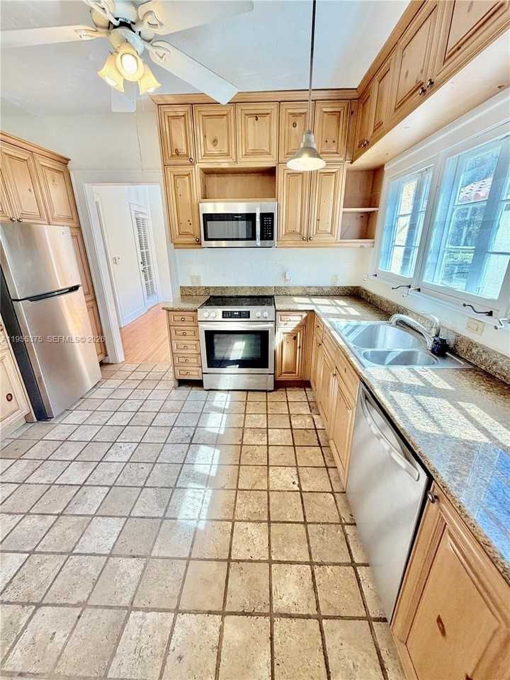 1306 Madrid St - Photo 4 of 12