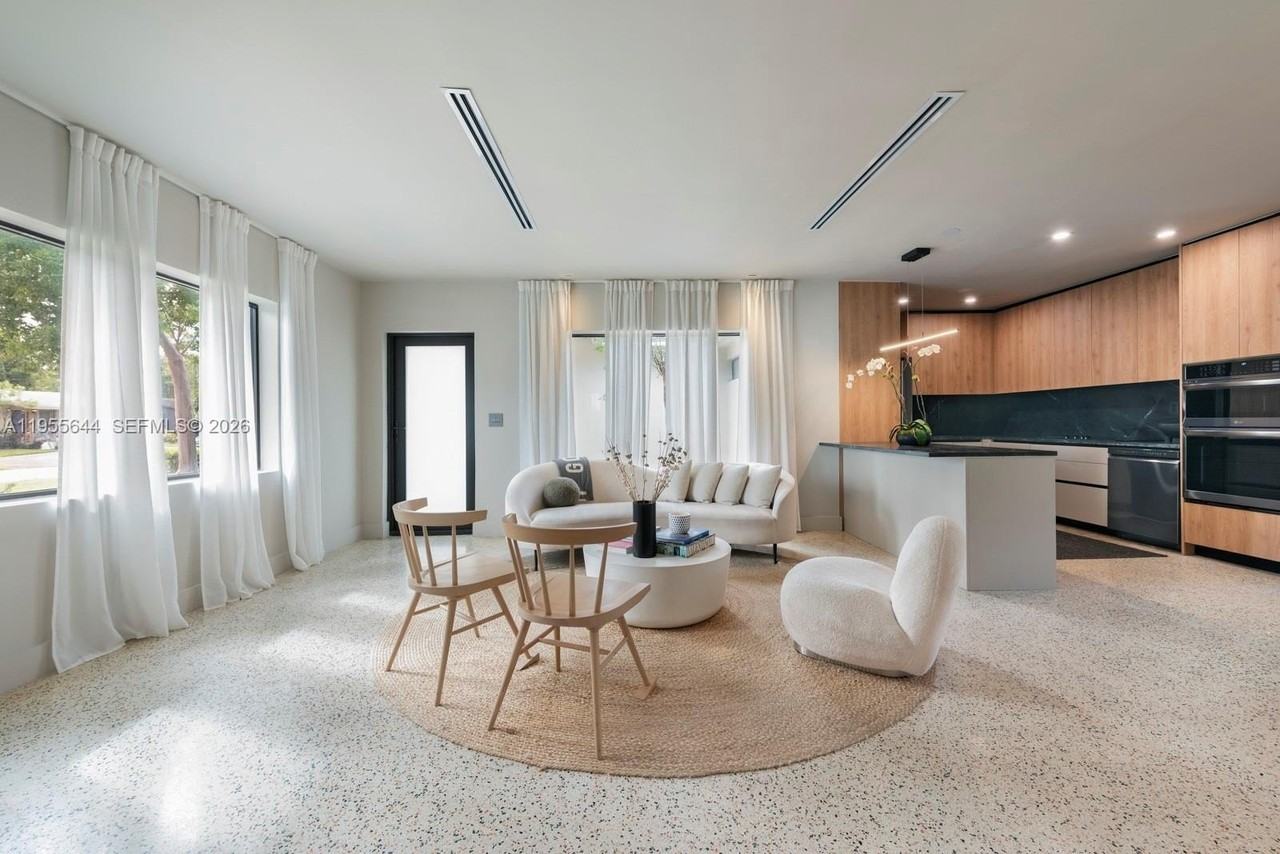 311 Ne 117th St - Photo 3 of 17