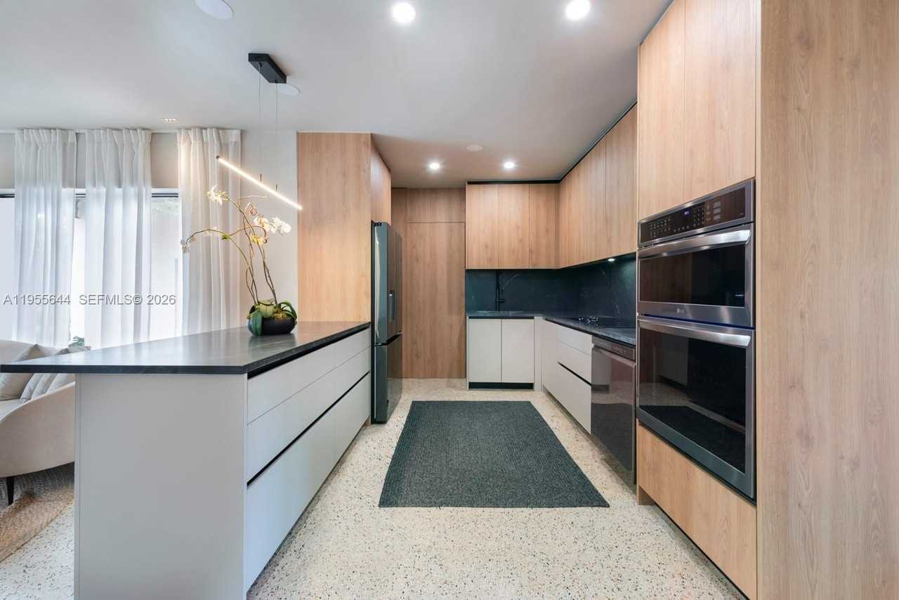 311 Ne 117th St - Photo 4 of 17