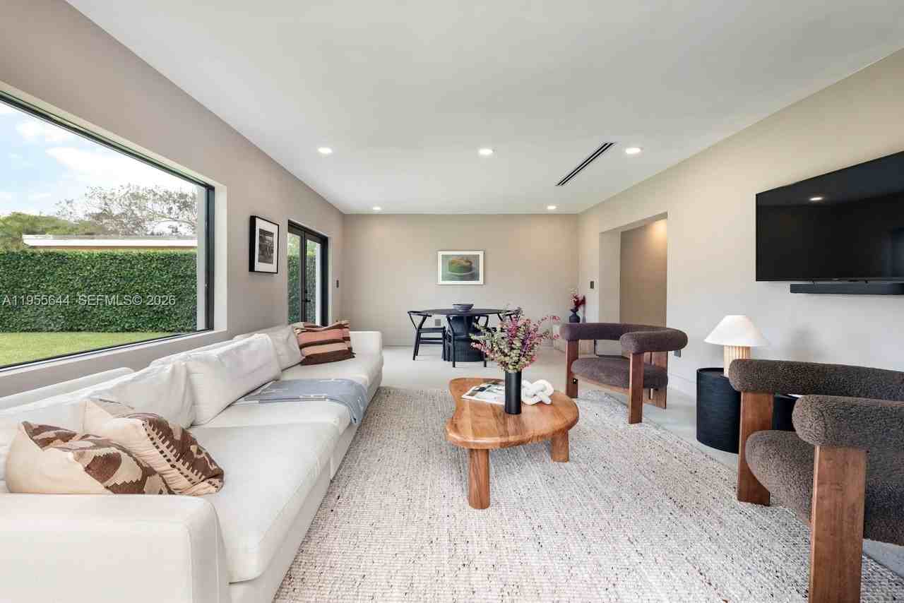 311 Ne 117th St - Photo 6 of 17