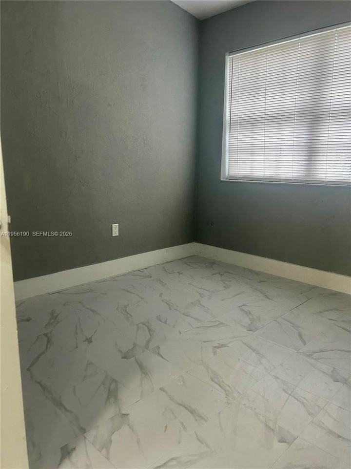 3720 Sw 32nd Ave - Photo 4 of 22