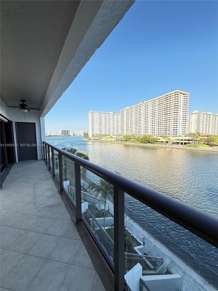 4000 Ne 168th St #PH3A - Photo 5 of 14