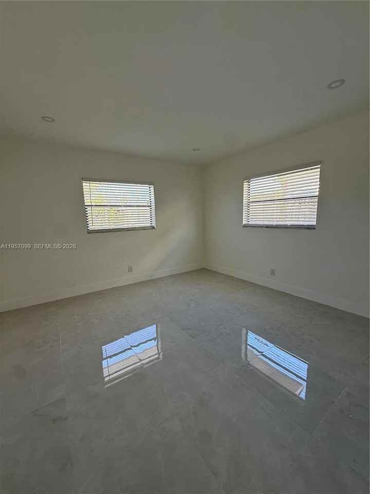 709 Nw 6th St - Photo 6 of 10