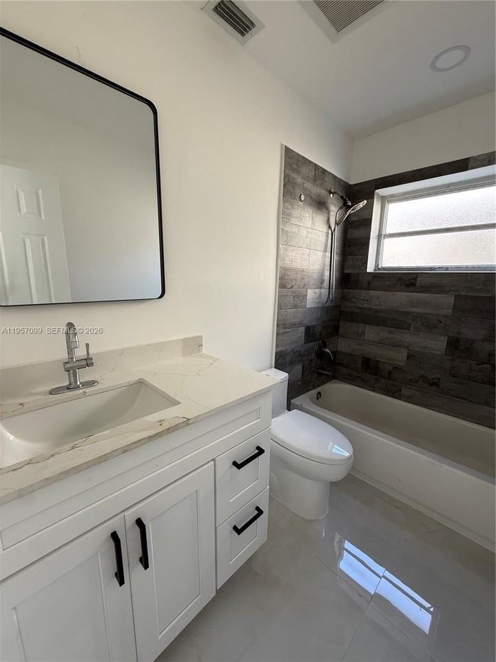 709 Nw 6th St - Photo 7 of 10