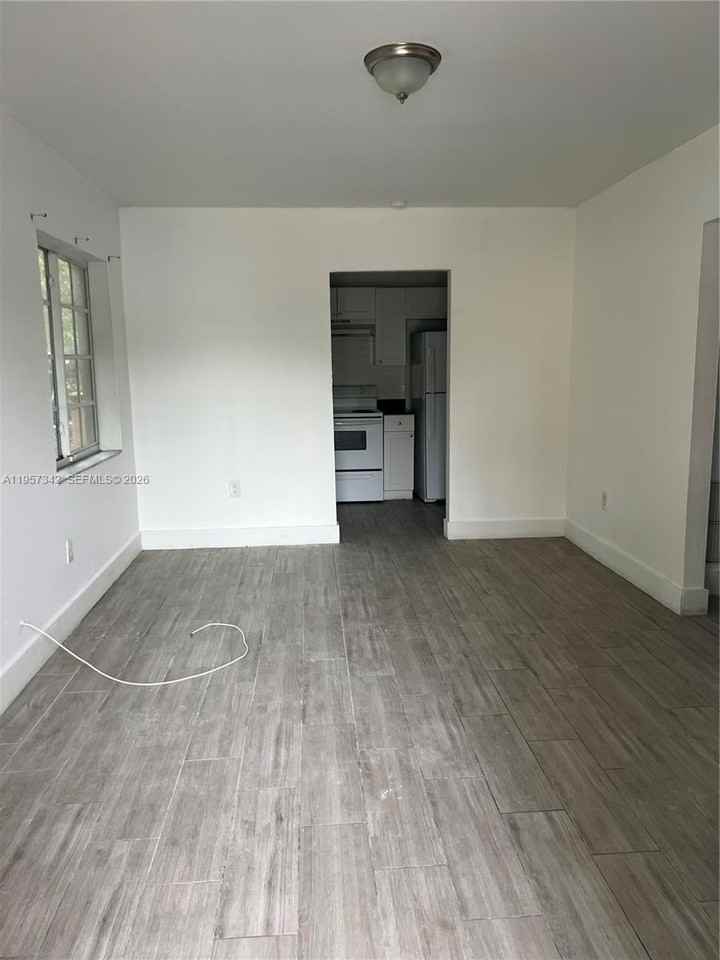 2535 Nw 9th St #2537 - Photo 2 of 9