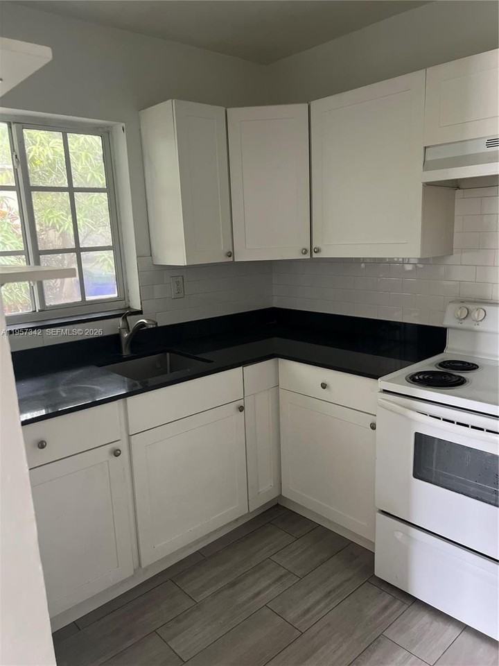 2535 Nw 9th St #2537 - Photo 3 of 9