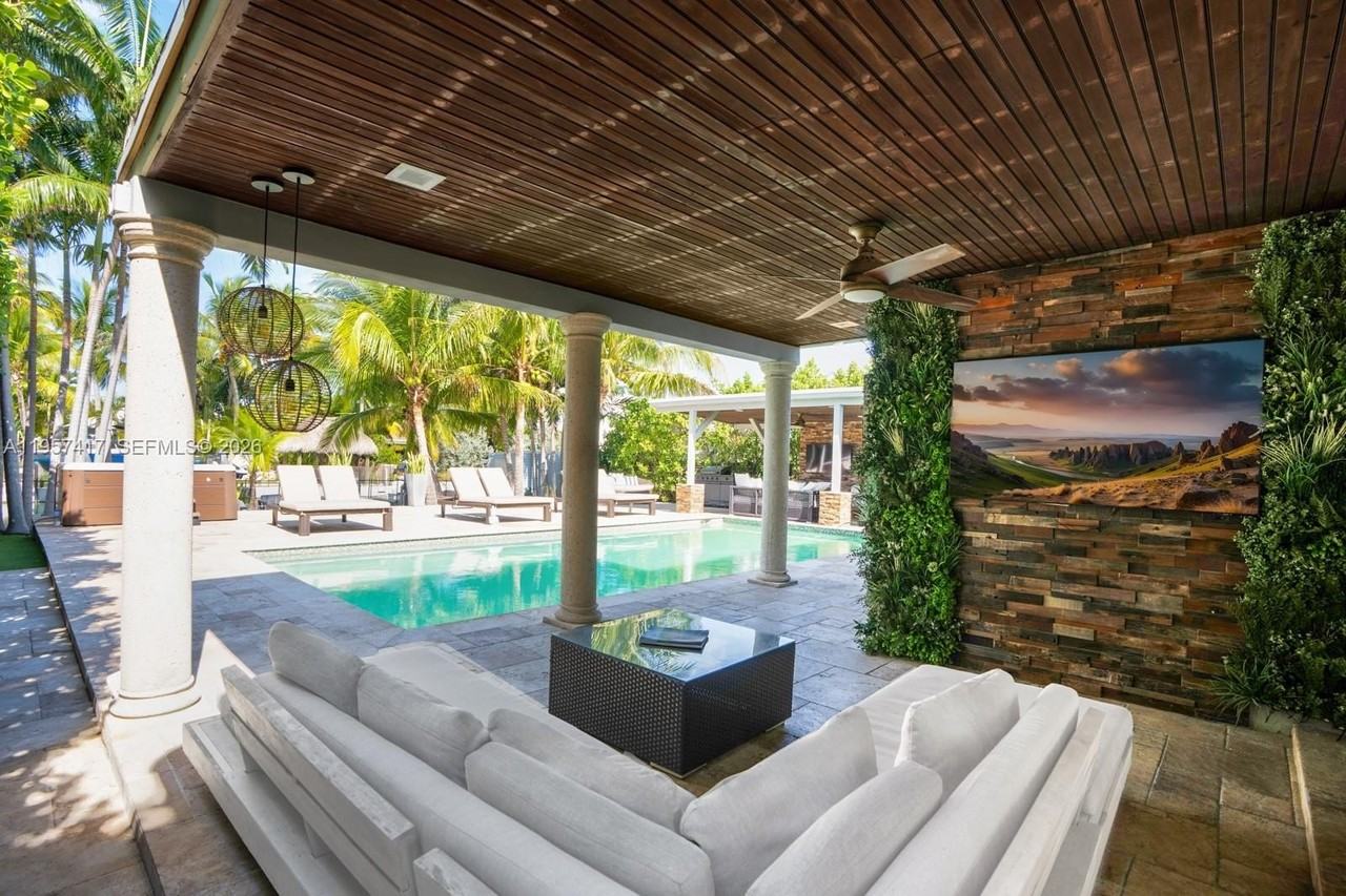 7910 Hawthorne Ave - Photo 2 of 35