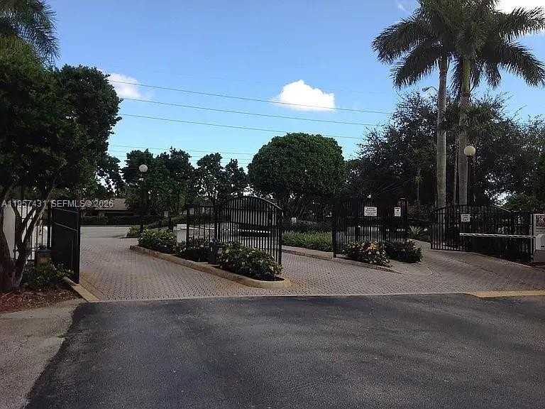 10734 Sw 117th Pl - Photo 3 of 10