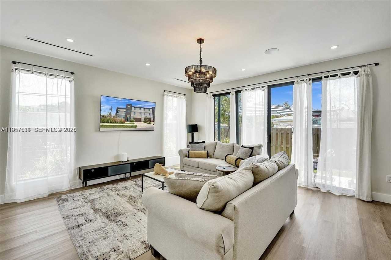 1617 Ne 11th St #TH1 - Photo 3 of 39