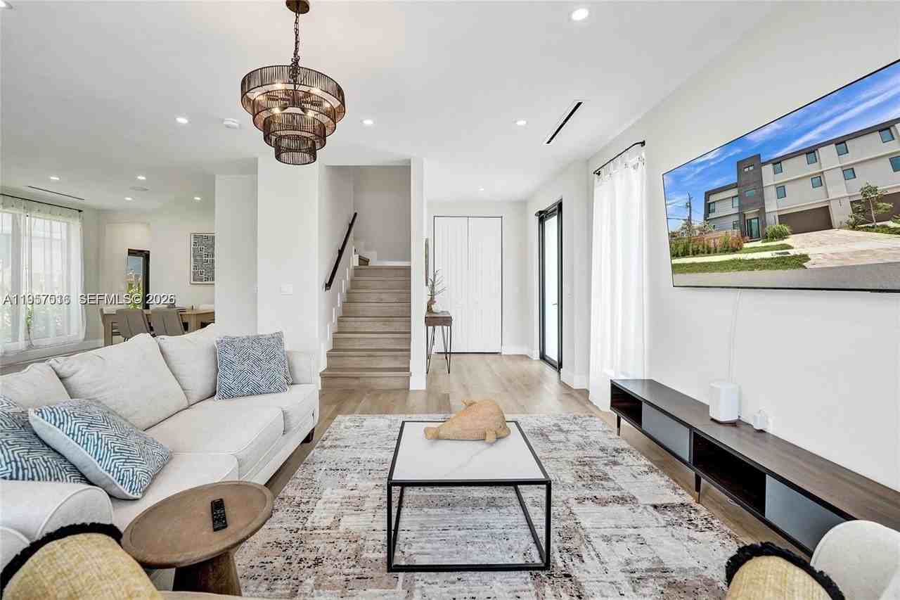 1617 Ne 11th St #TH1 - Photo 4 of 39