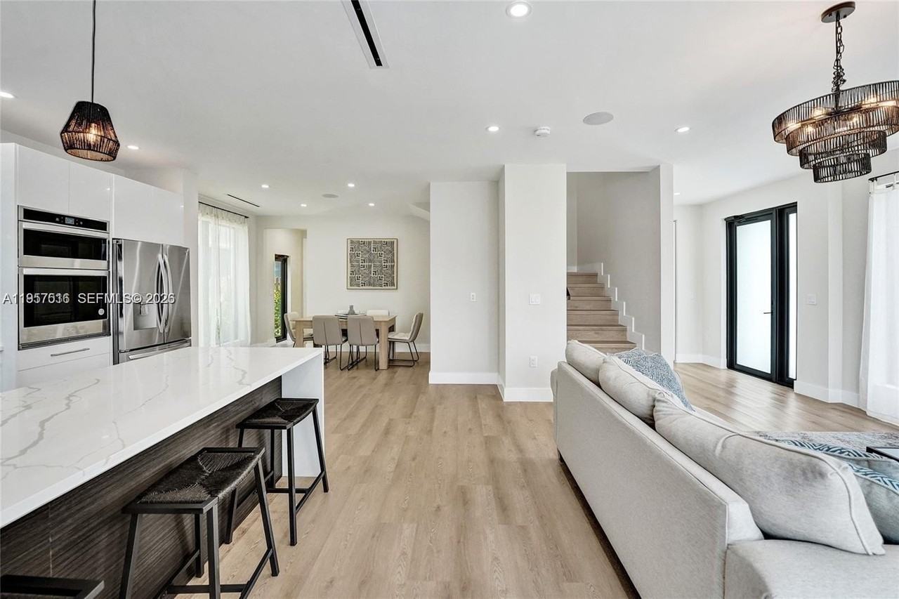 1617 Ne 11th St #TH1 - Photo 5 of 39