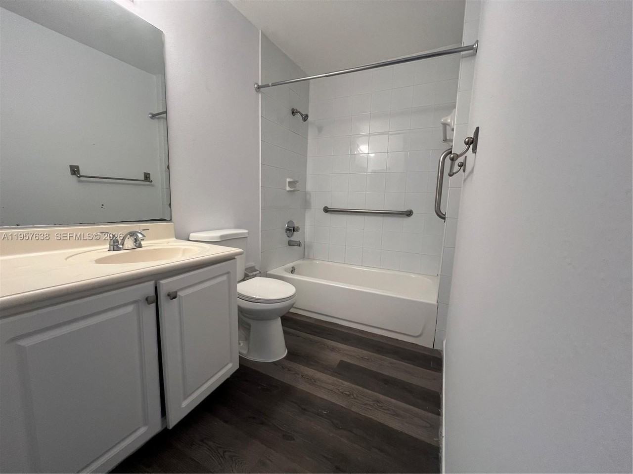 717 Sw 11th Ave #101 - Photo 5 of 13