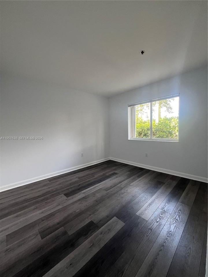 717 Sw 11th Ave #101 - Photo 7 of 13