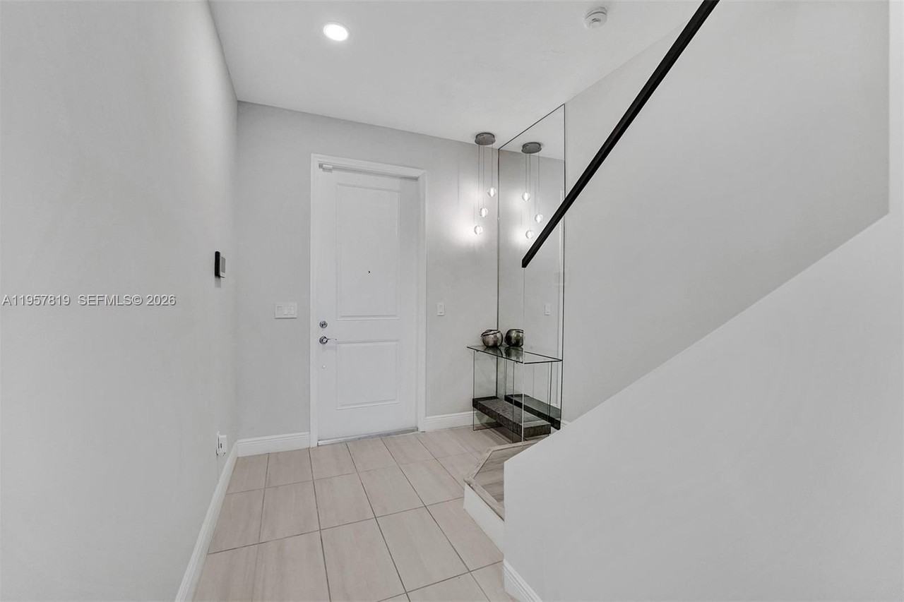 1033 Eucalyptus Dr - Photo 3 of 50