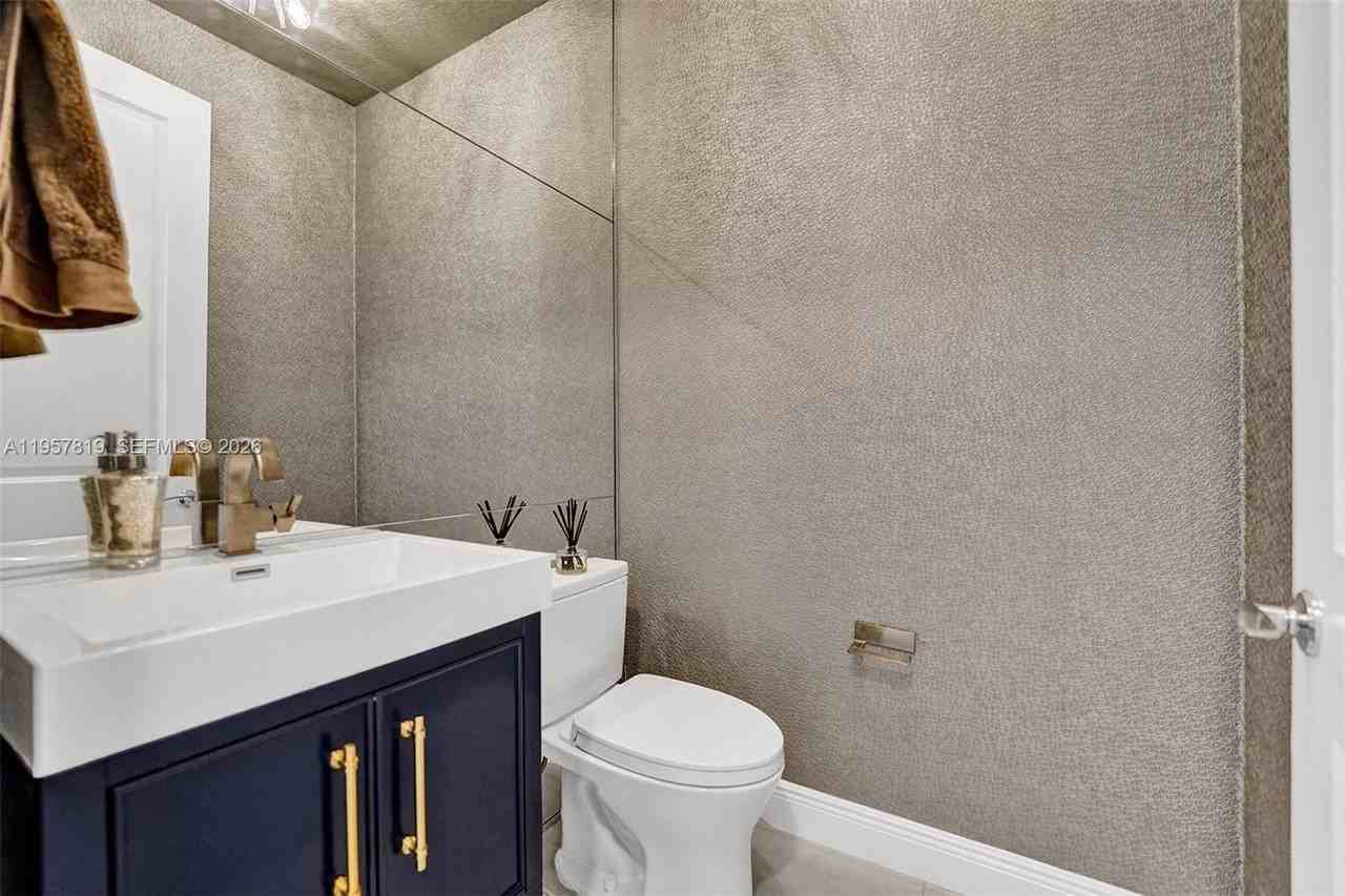 1033 Eucalyptus Dr - Photo 4 of 50