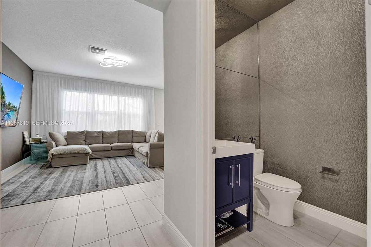 1033 Eucalyptus Dr - Photo 5 of 50