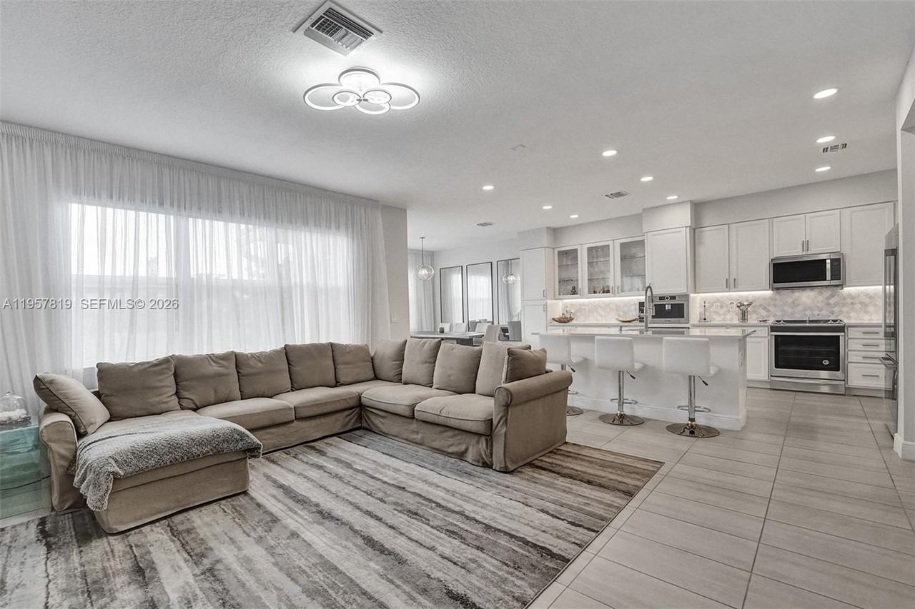 1033 Eucalyptus Dr - Photo 7 of 50