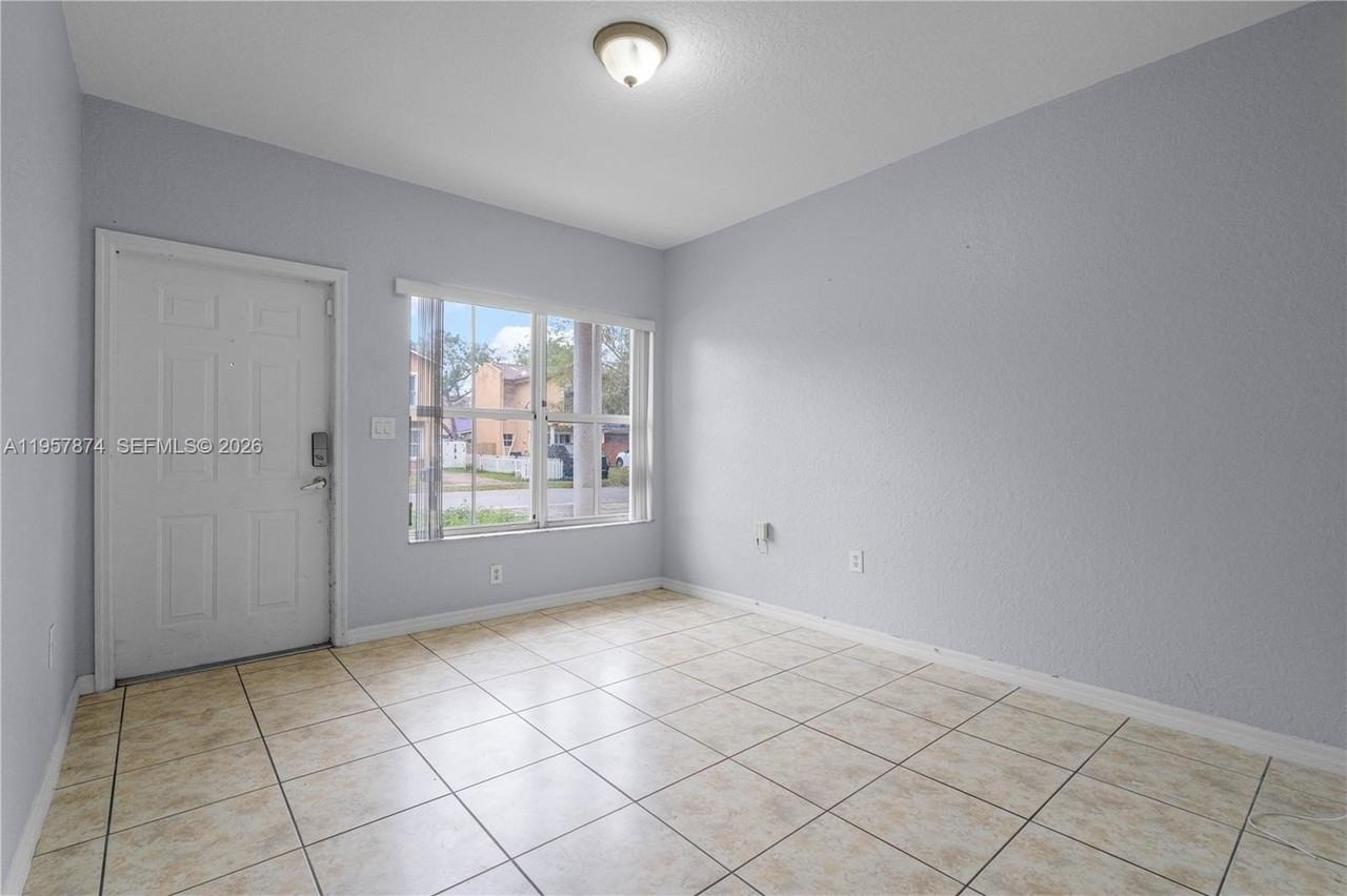 865 Sw 6th Ct - Photo 4 of 33