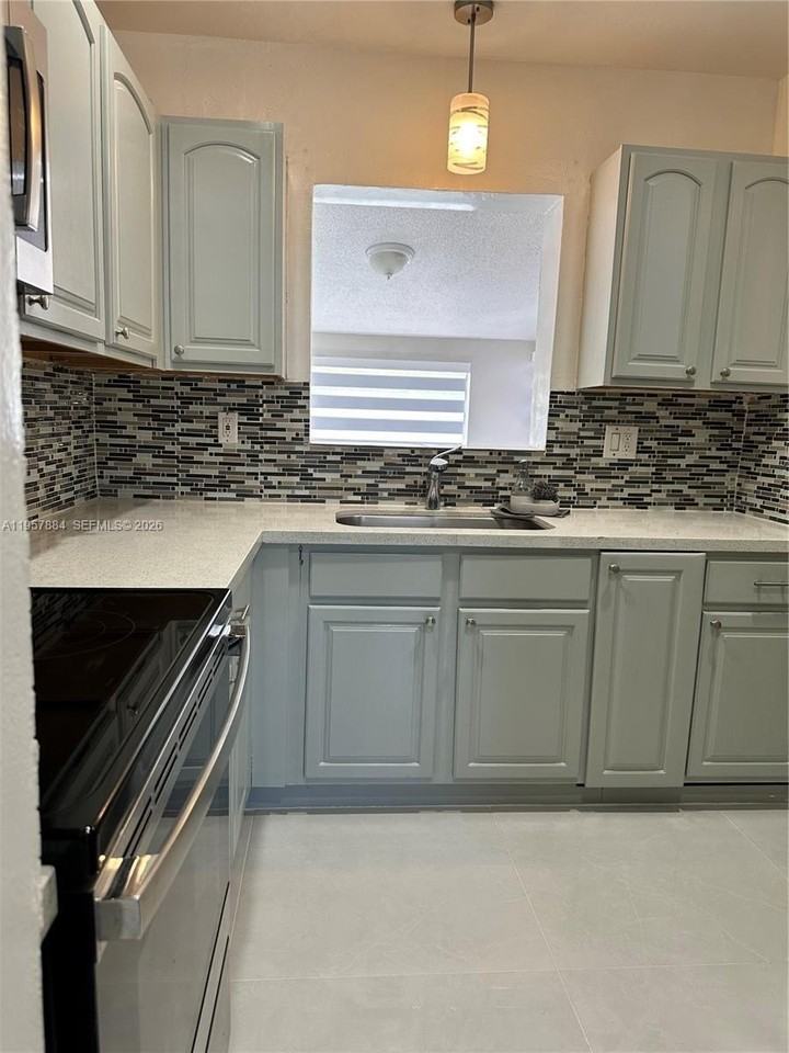 9450 Sw 181st Ter - Photo 2 of 30