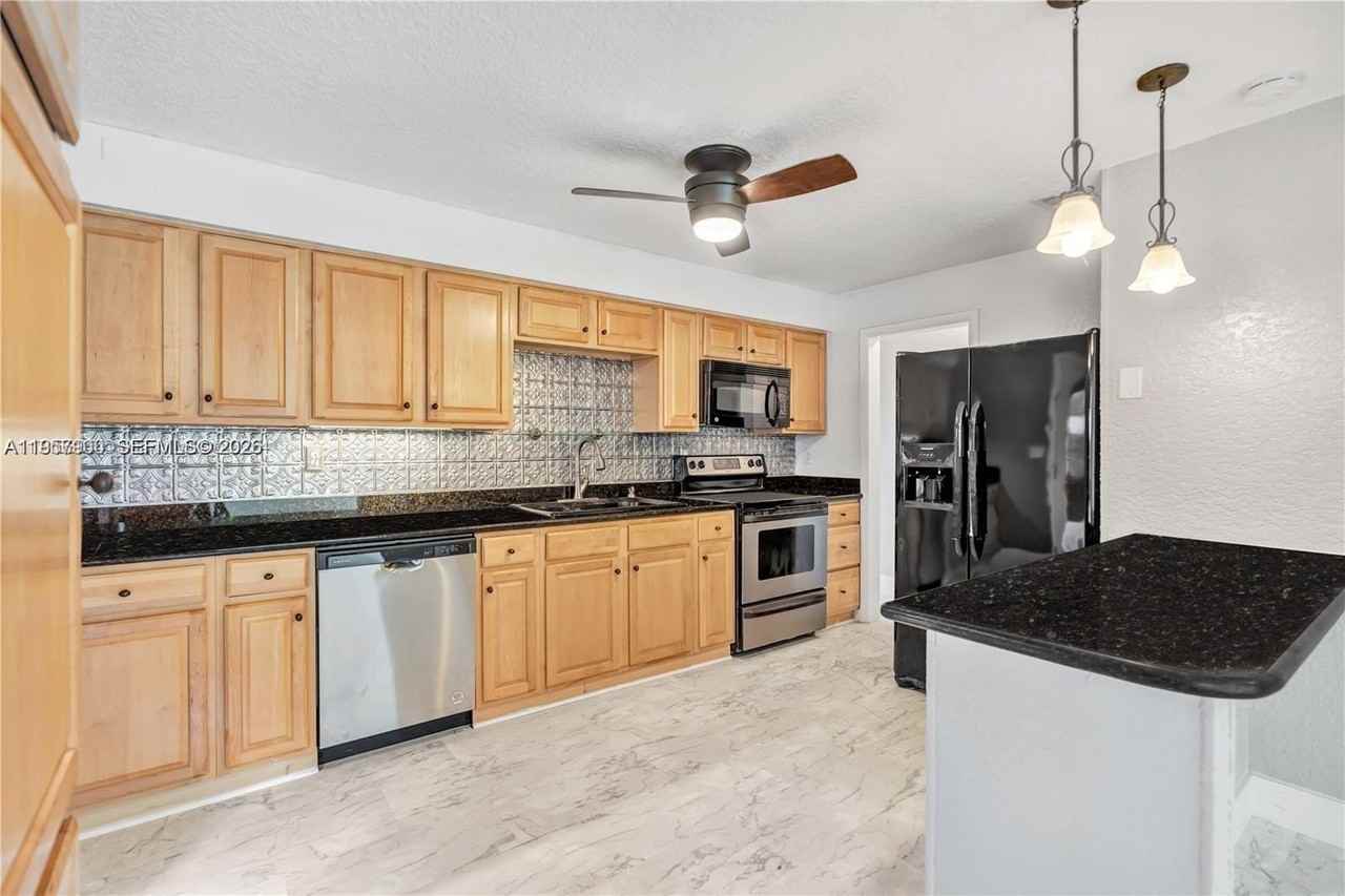 735 Ne 38th St - Photo 3 of 20