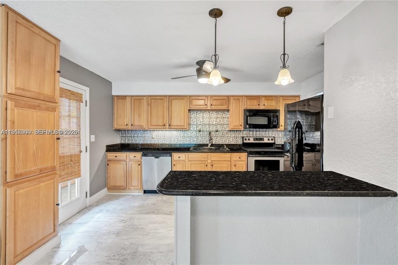 735 Ne 38th St - Photo 4 of 20