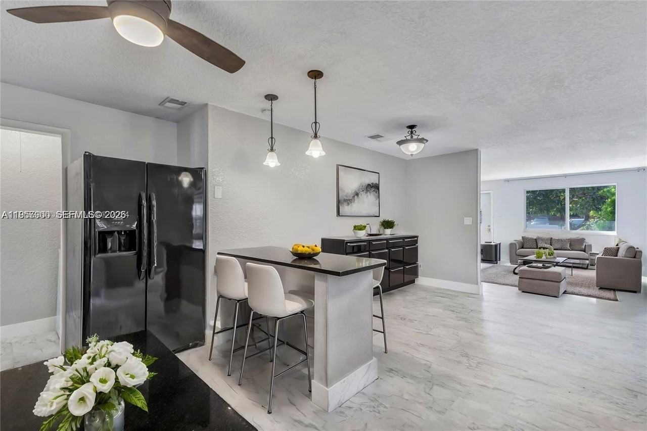 735 Ne 38th St - Photo 5 of 20