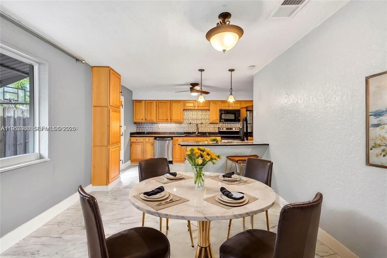 735 Ne 38th St - Photo 6 of 20