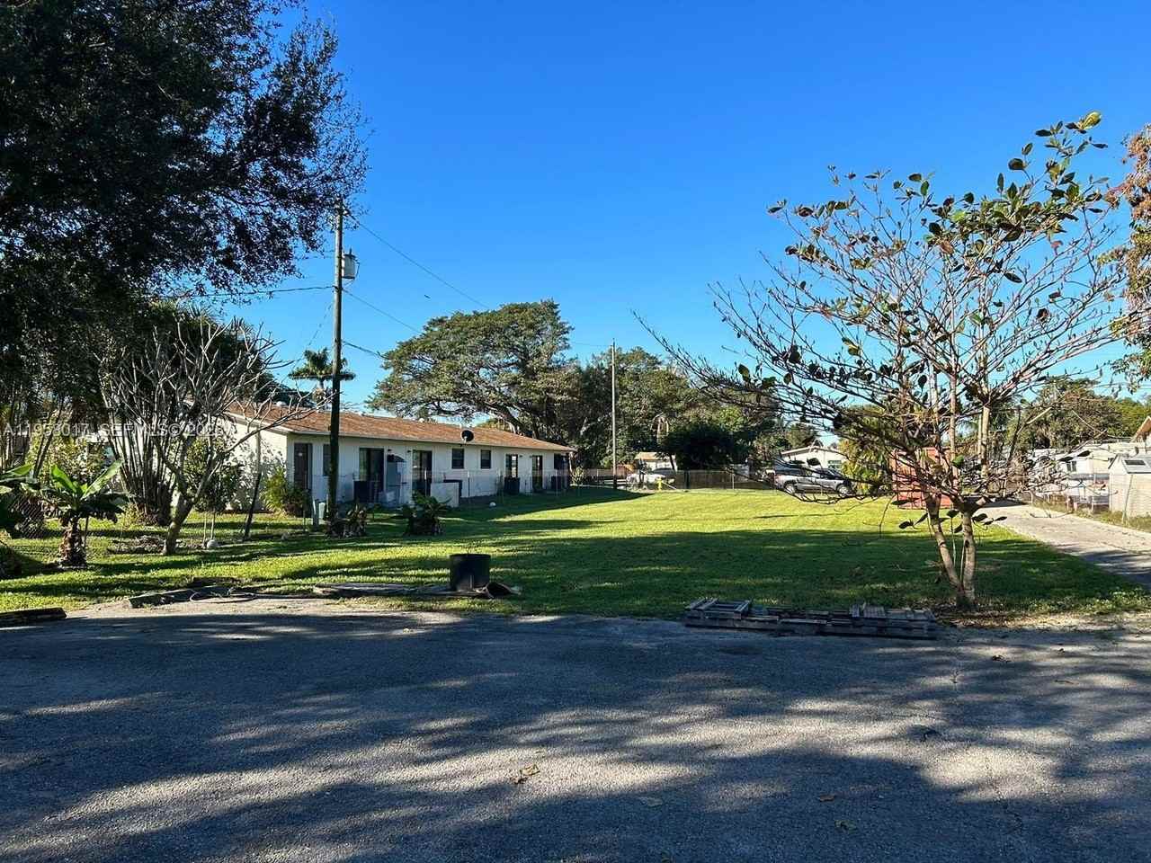 4616 Sw 33rd Ave - Photo 2 of 3