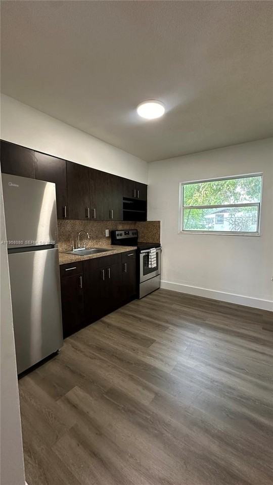 4011 Ne 8th Ave #B - Photo 4 of 9