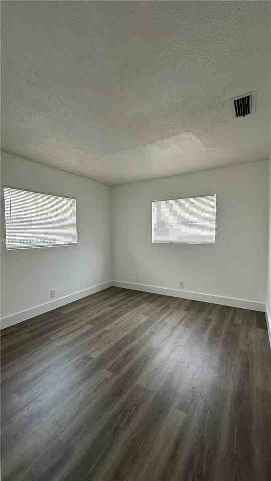 4011 Ne 8th Ave #B - Photo 5 of 9