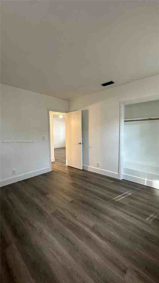 4011 Ne 8th Ave #B - Photo 7 of 9