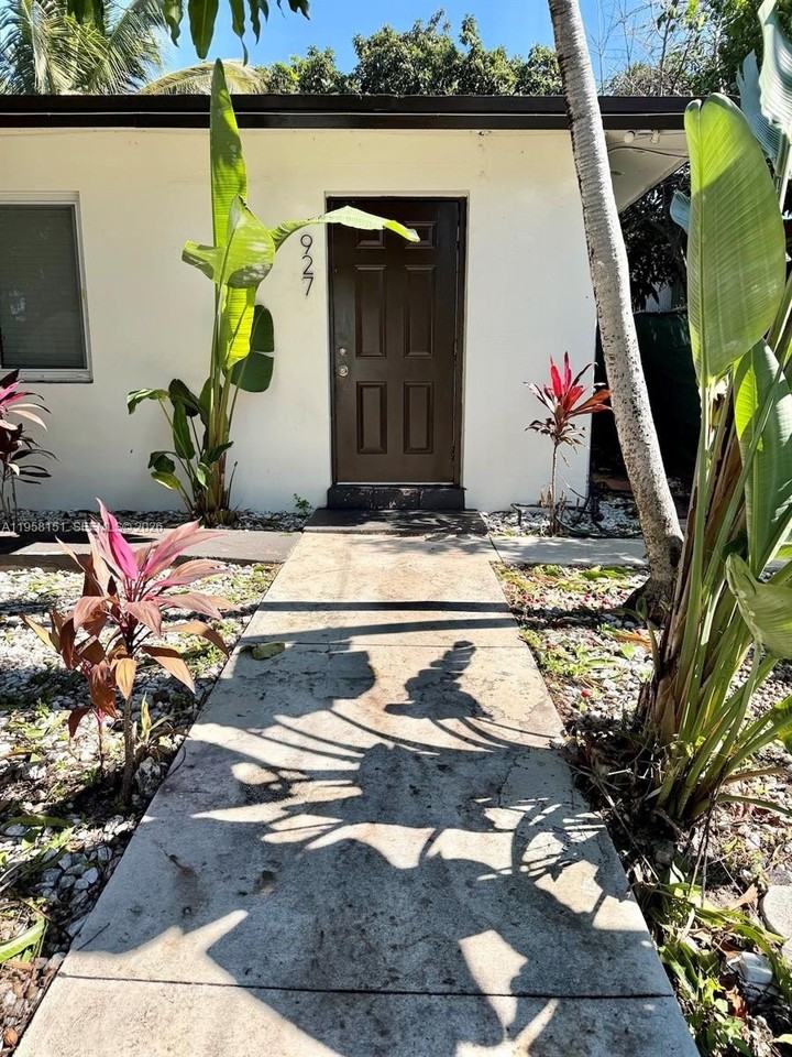 927 Sw 12th Ave #927 - Photo 3 of 19