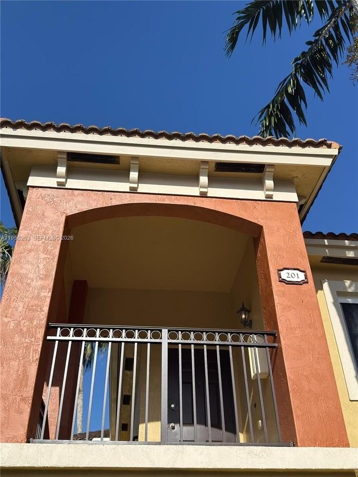 930 Ne 34th Ave #201 - Photo 3 of 26