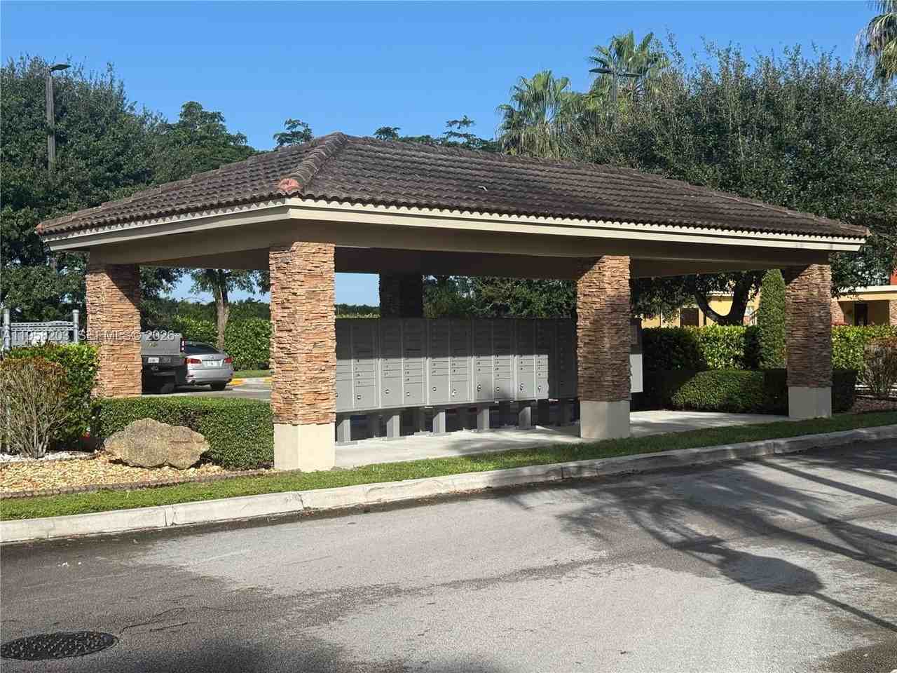 930 Ne 34th Ave #201 - Photo 4 of 26