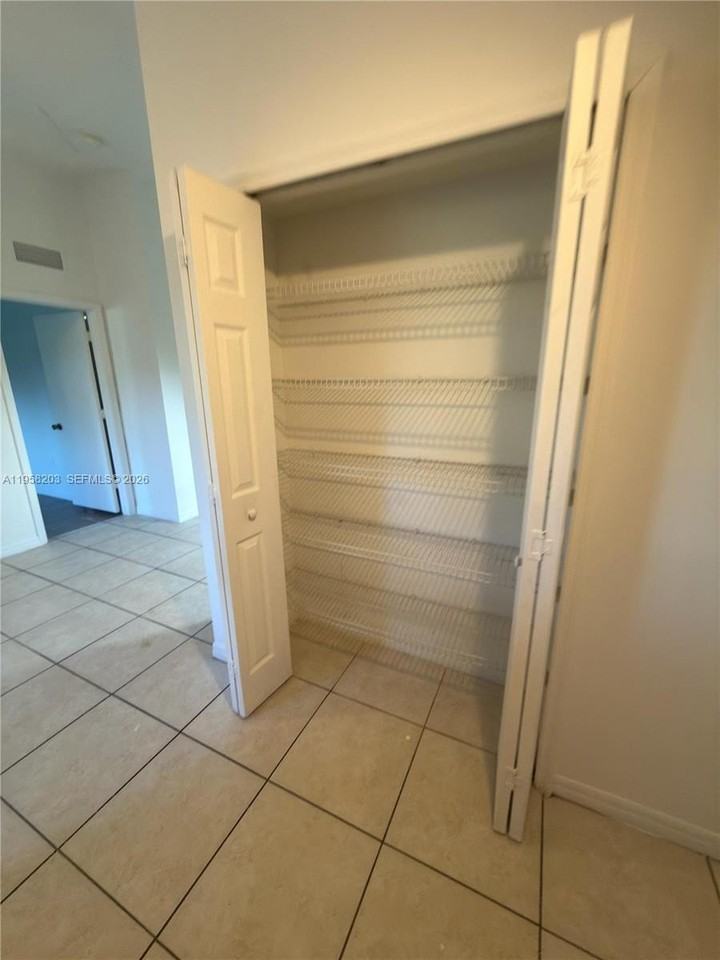 930 Ne 34th Ave #201 - Photo 7 of 26