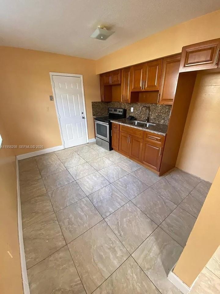 43 Nw 183rd Ter #43 - Photo 3 of 6