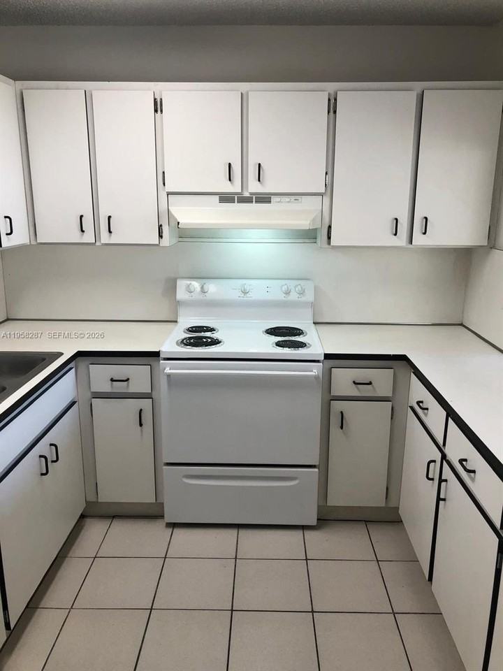 370 E 34th St #201 - Photo 4 of 4