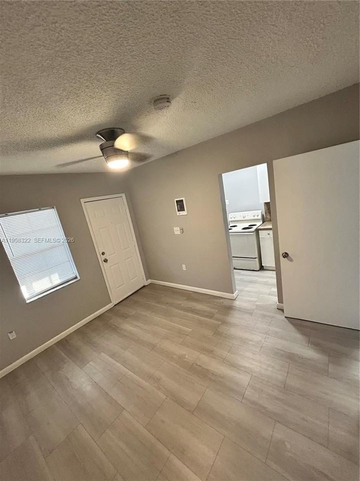 1720 Nw 1st Pl #2 - Photo 4 of 10