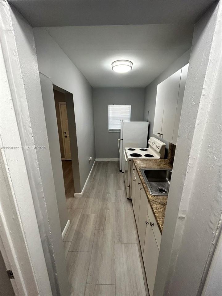 1720 Nw 1st Pl #2 - Photo 5 of 10