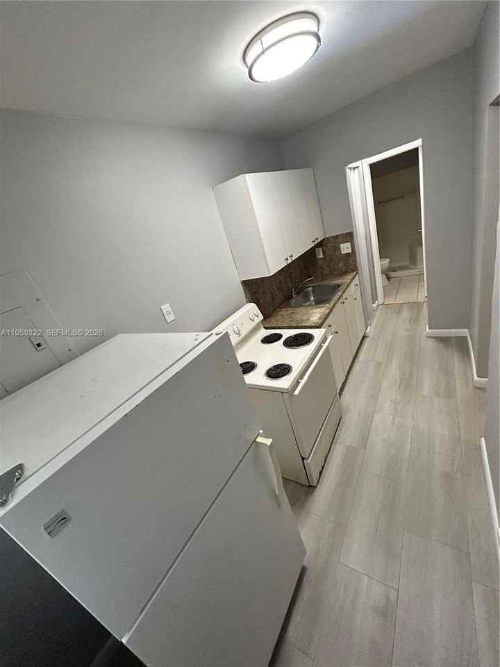 1720 Nw 1st Pl #2 - Photo 6 of 10