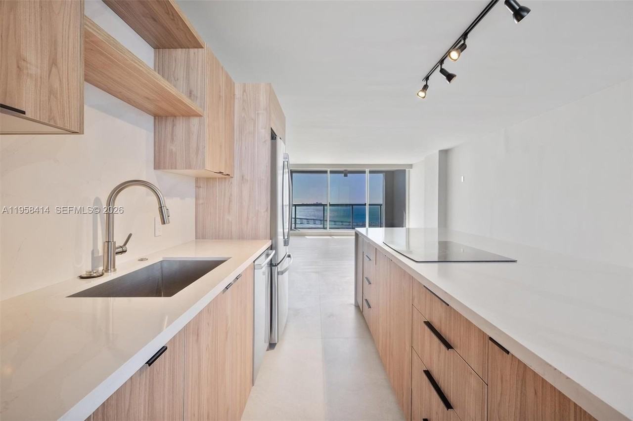 1541 Brickell Ave - Photo 6 of 33