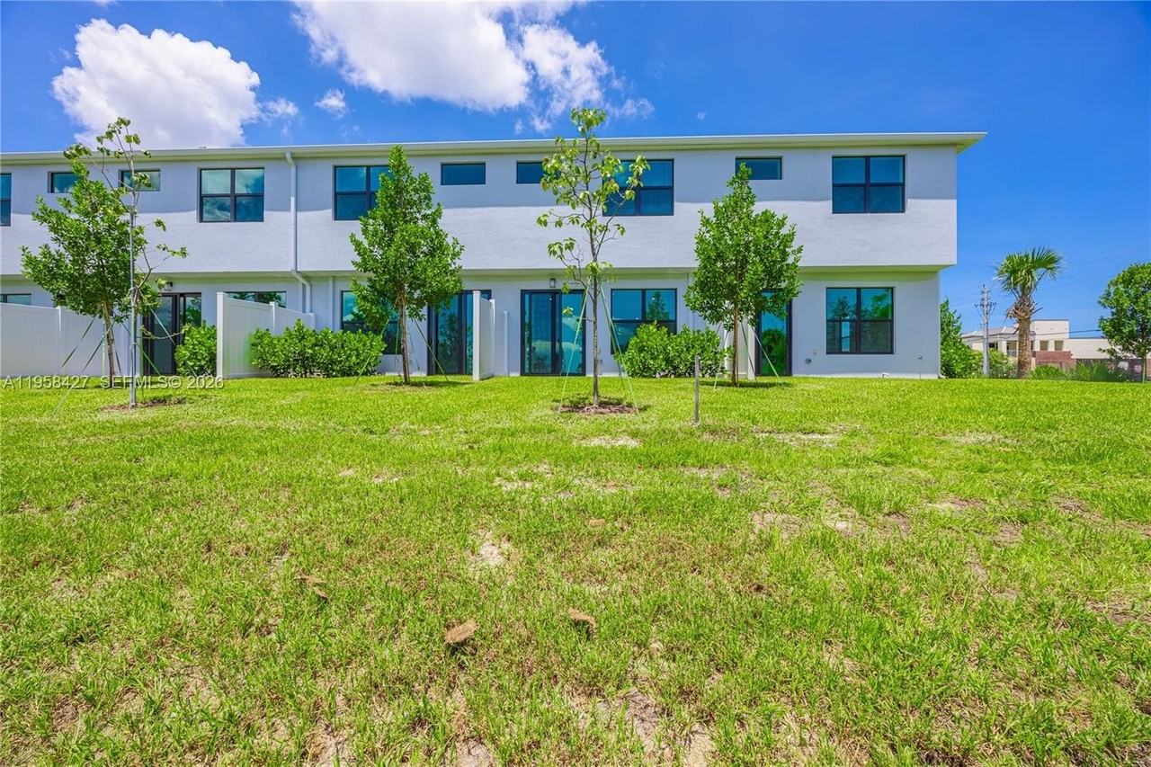 7040 Channing Ave - Photo 3 of 26