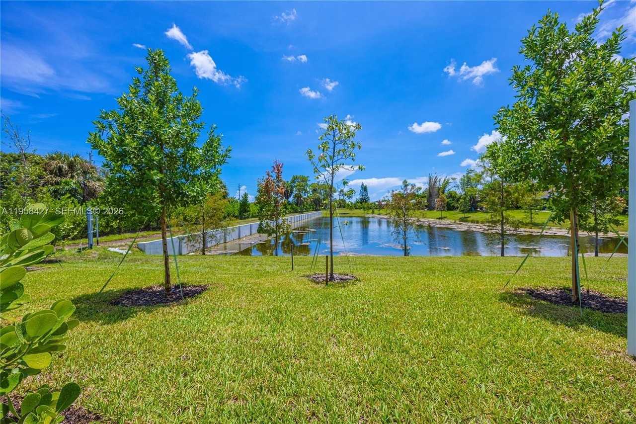 7040 Channing Ave - Photo 4 of 26