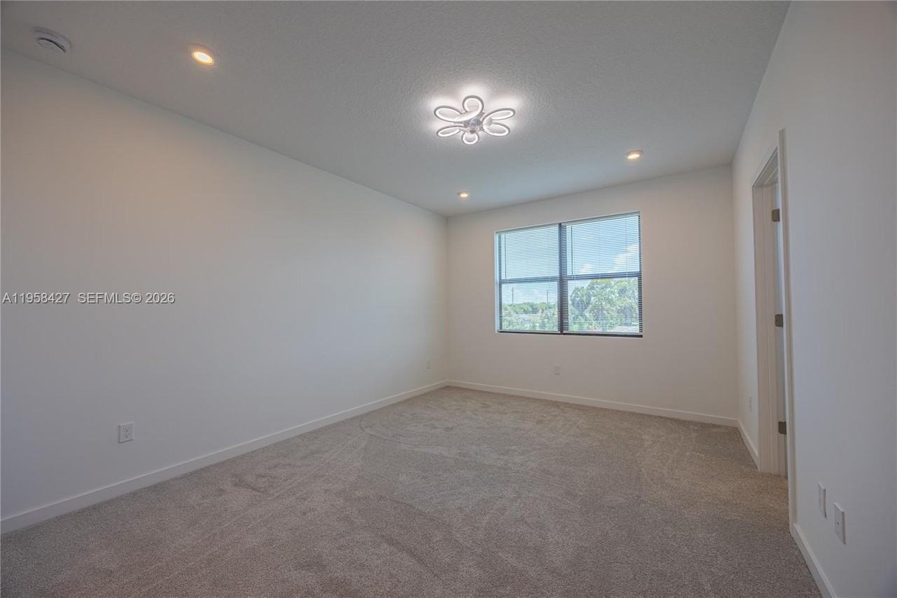 7040 Channing Ave - Photo 7 of 26