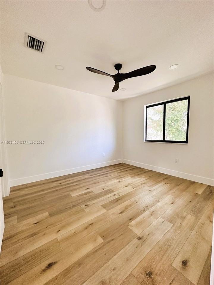 1278 Sw 2nd St #4 - Photo 5 of 10