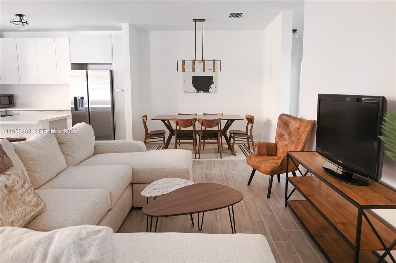 160 Ne 57th St #B - Photo 4 of 22