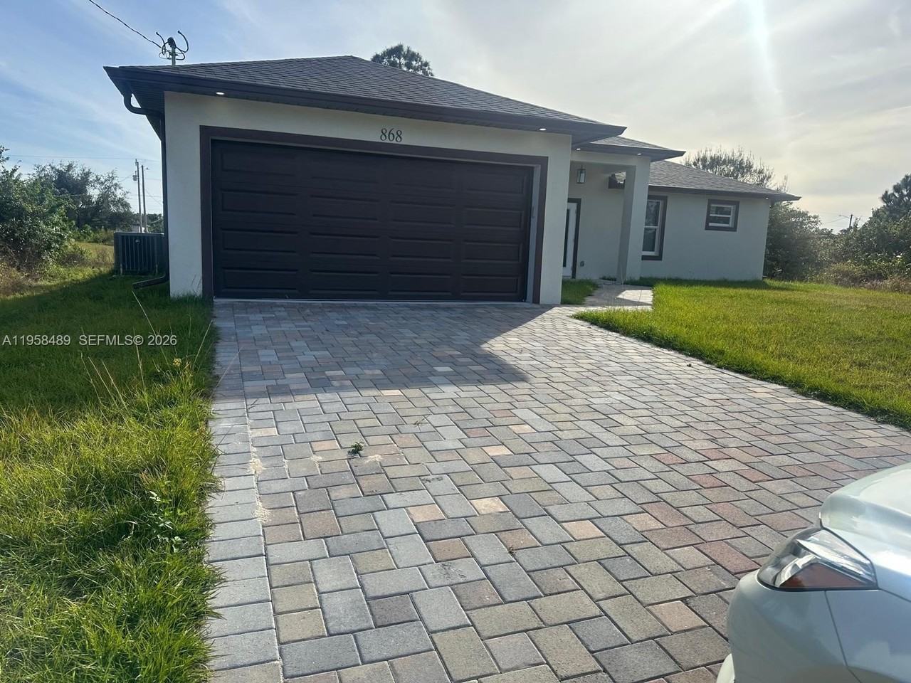 868 Cervantes St E - Photo 3 of 20