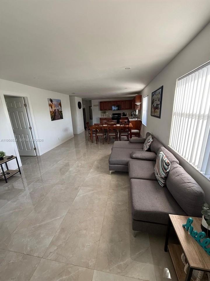 208 Nw 7th St #1-2 - Photo 4 of 14